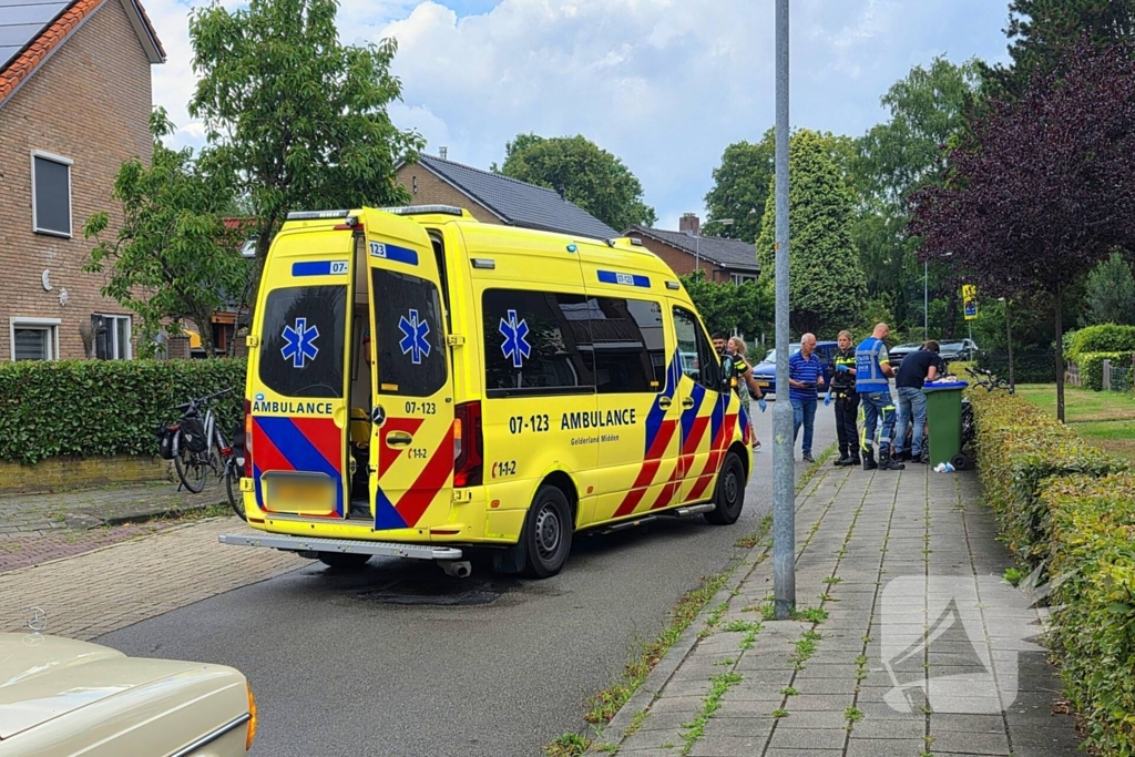 Fietsers botsen op elkaar, één naar ziekenhuis