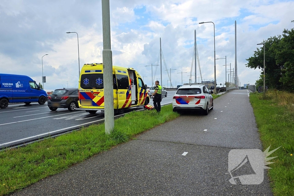 Fietsers botsen op elkaar, één naar ziekenhuis