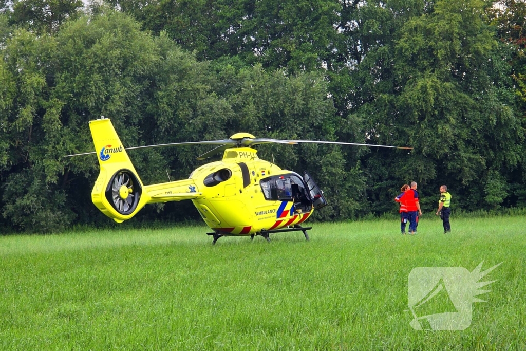 Fietsers botsen op elkaar, één naar ziekenhuis