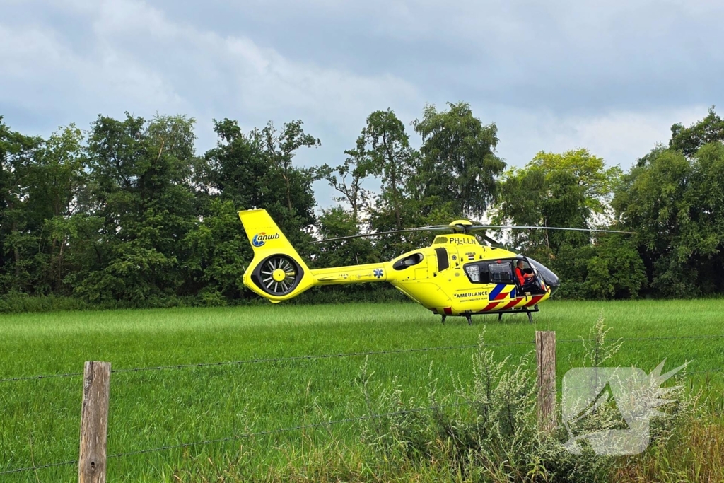 Fietsers botsen op elkaar, één naar ziekenhuis