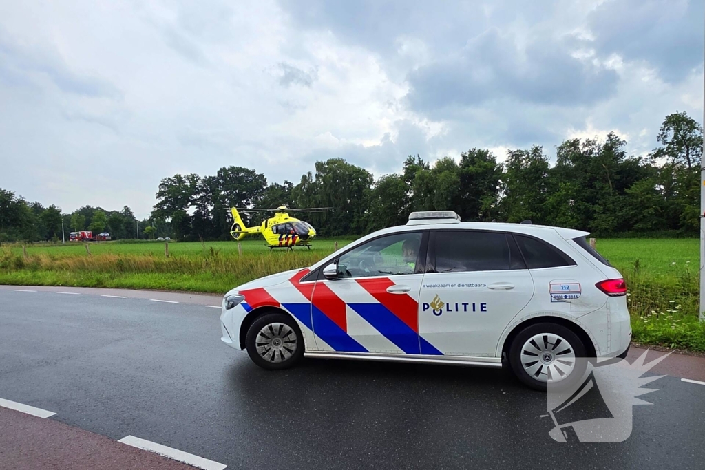 Fietsers botsen op elkaar, één naar ziekenhuis