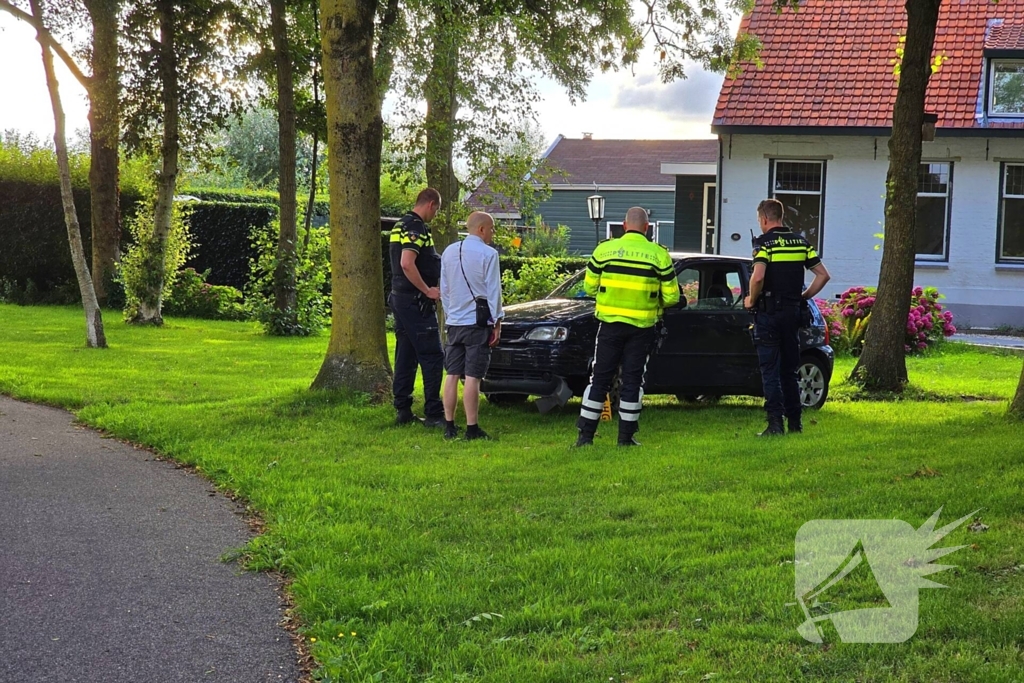 Automobilist vliegt uit de bocht
