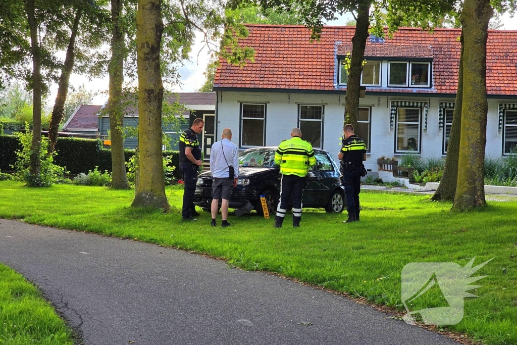 Automobilist vliegt uit de bocht