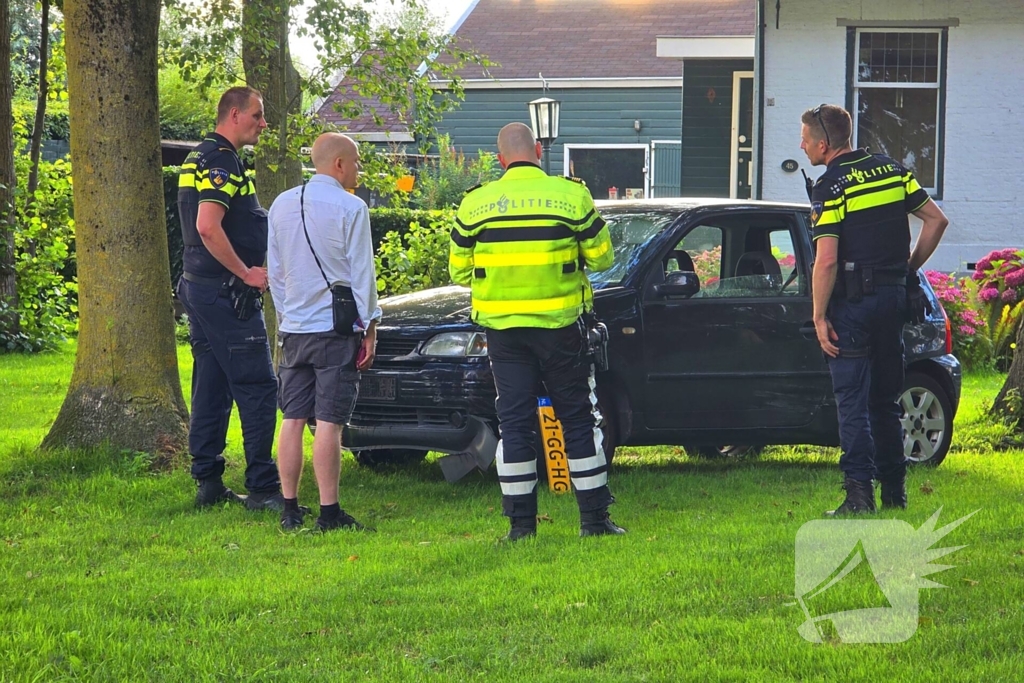 Automobilist vliegt uit de bocht