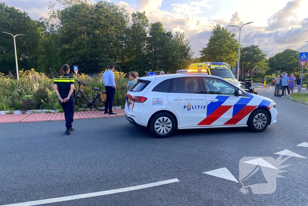 Fietser op rotonde aangereden door automobilist