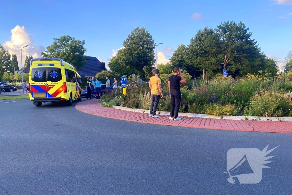 Fietser op rotonde aangereden door automobilist