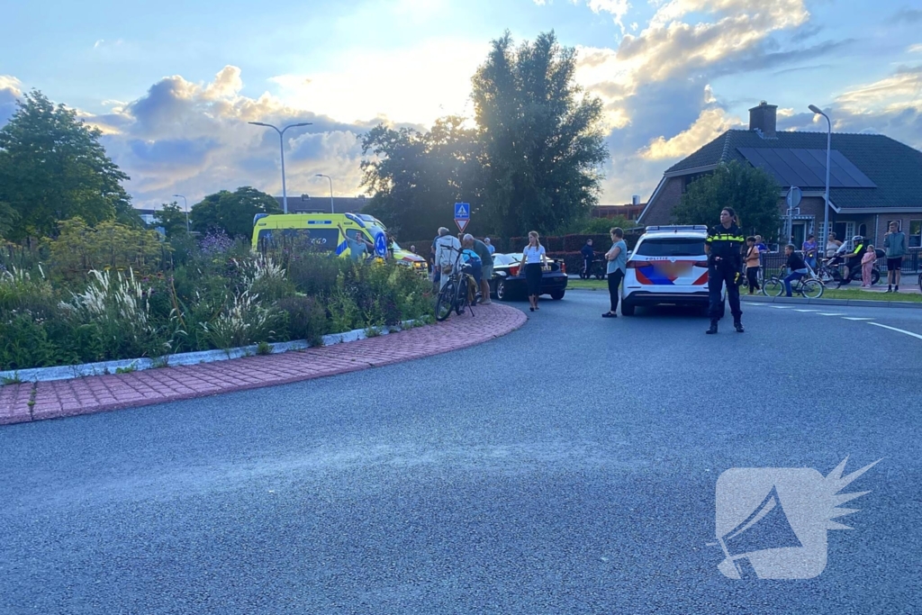 Fietser op rotonde aangereden door automobilist