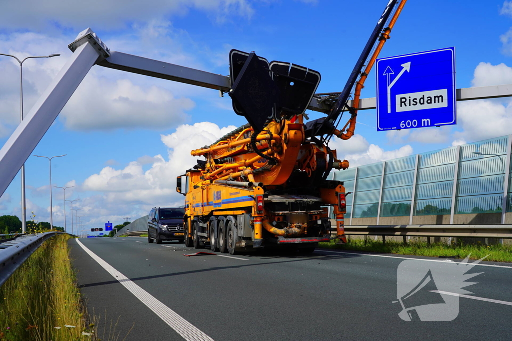 Vrachtwagen ramt matrixborden