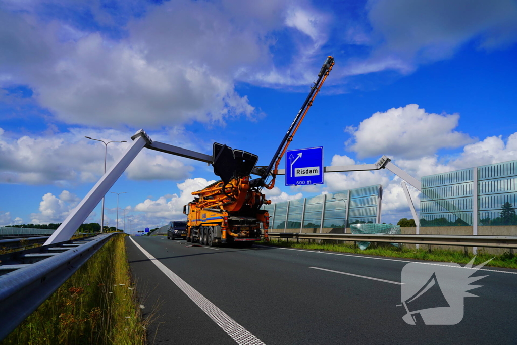 Vrachtwagen ramt matrixborden