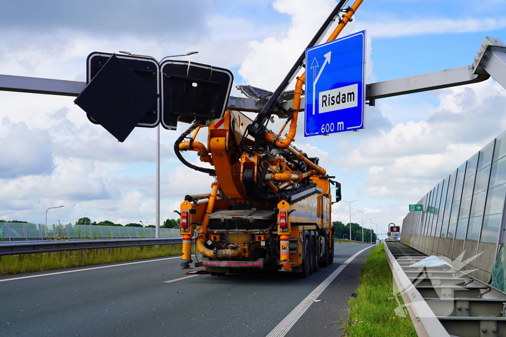 Vrachtwagen ramt matrixborden