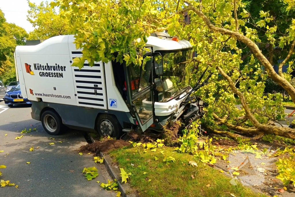 Veegwagen botst op boom