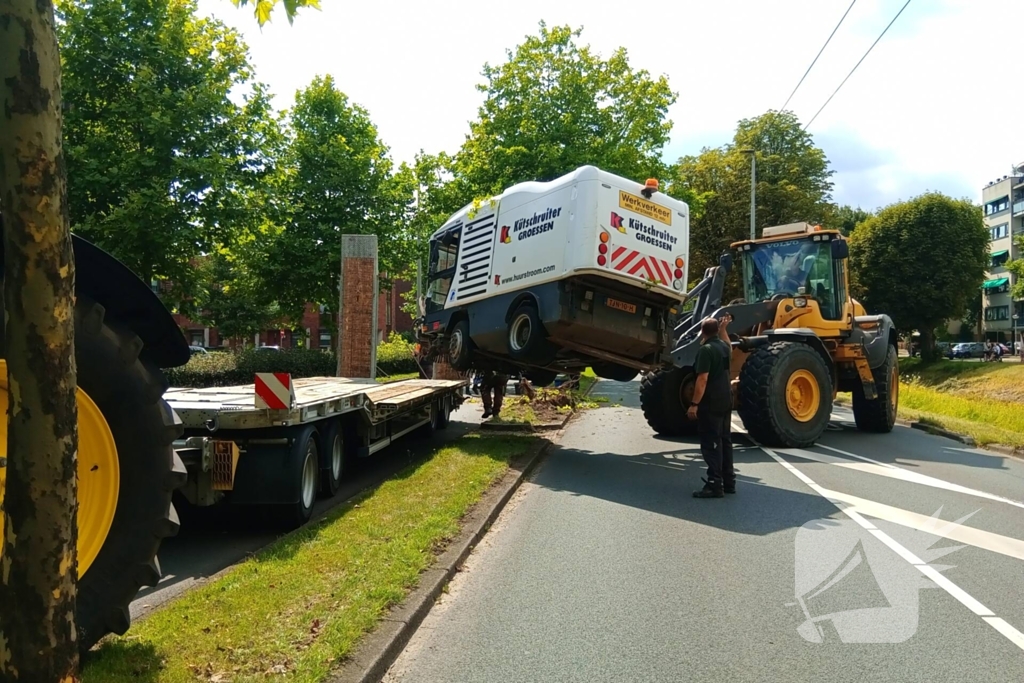 Veegwagen botst op boom