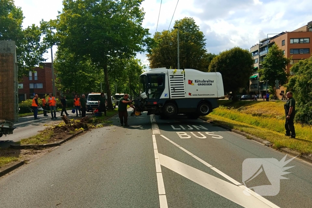 Veegwagen botst op boom