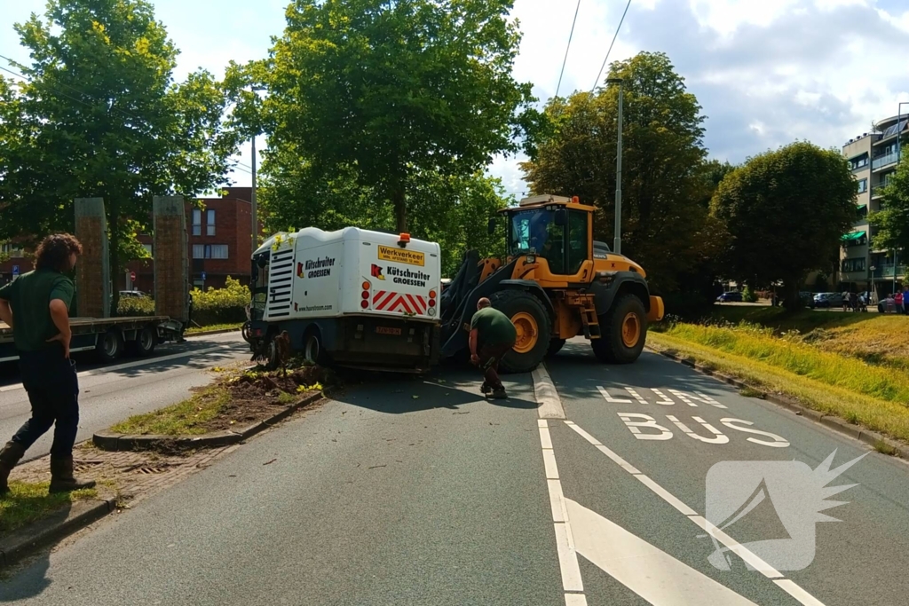 Veegwagen botst op boom