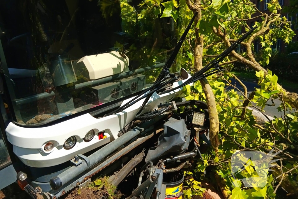 Veegwagen botst op boom