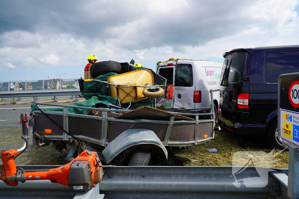Meerdere auto's in botsing met aanhanger