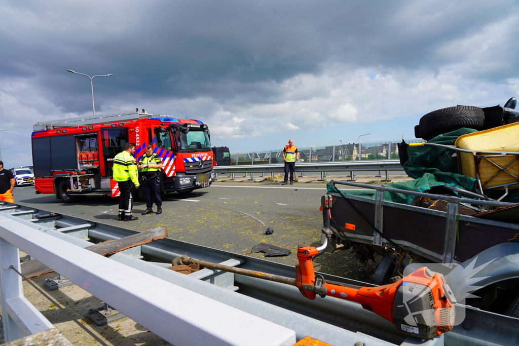 Meerdere auto's in botsing met aanhanger