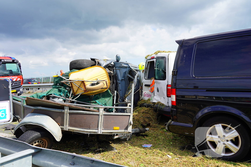 Meerdere auto's in botsing met aanhanger