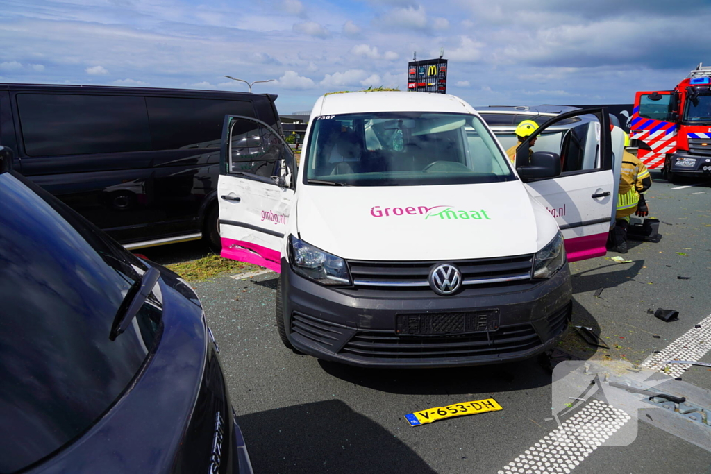 Meerdere auto's in botsing met aanhanger