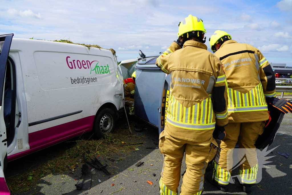 Meerdere auto's in botsing met aanhanger
