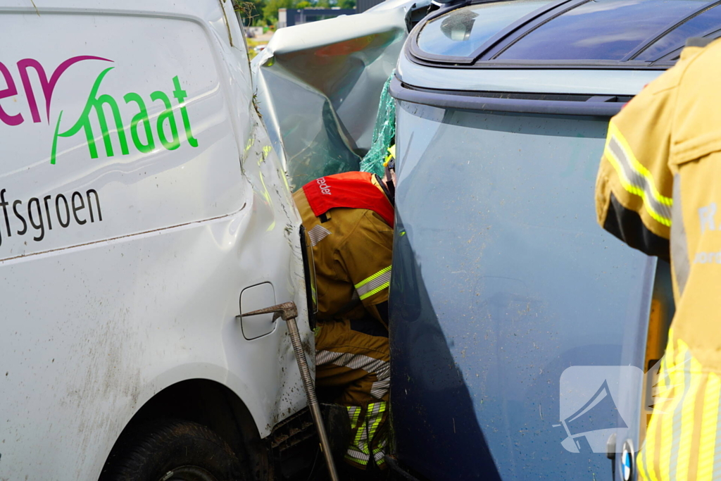 Meerdere auto's in botsing met aanhanger