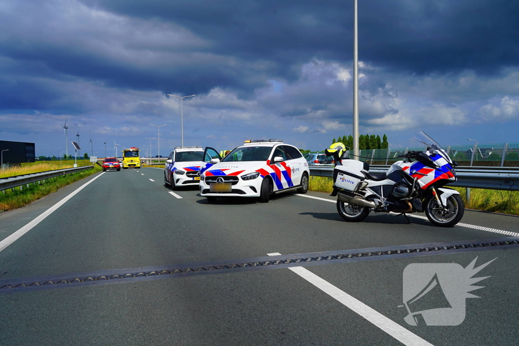 Meerdere auto's in botsing met aanhanger