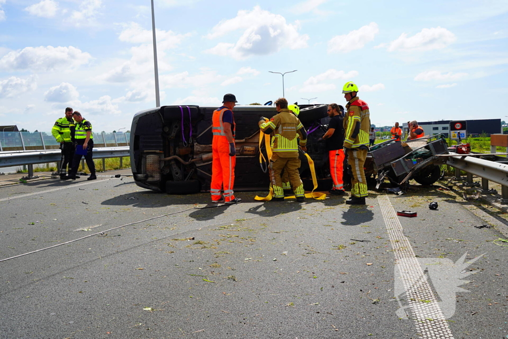 Meerdere auto's in botsing met aanhanger