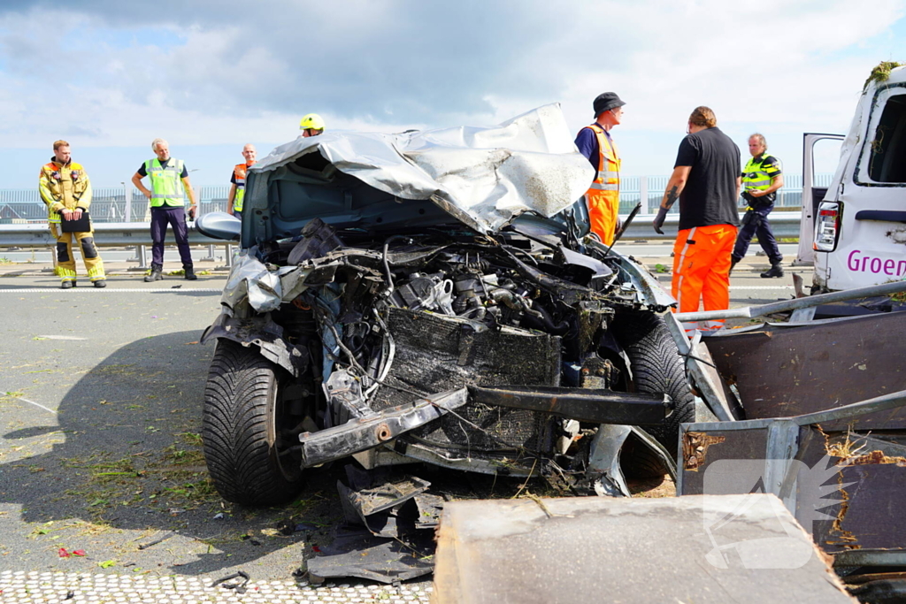 Meerdere auto's in botsing met aanhanger