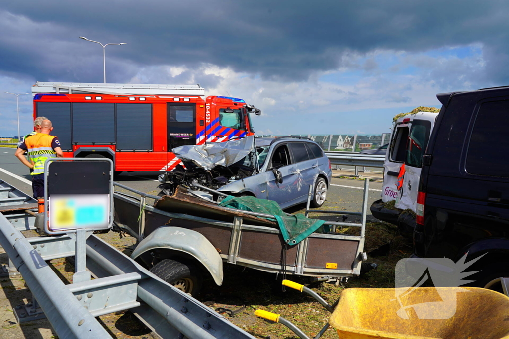 Meerdere auto's in botsing met aanhanger