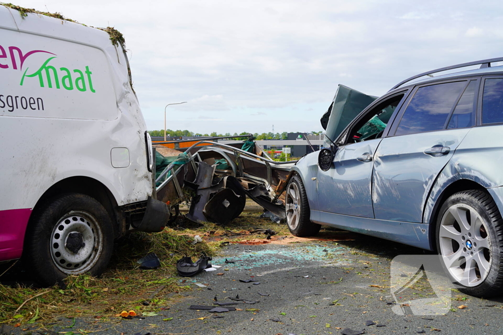 Meerdere auto's in botsing met aanhanger