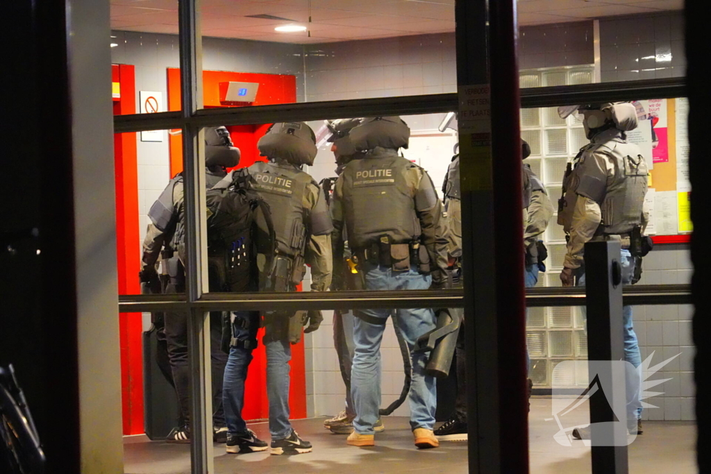 DSI valt woning in flat binnen en houdt verdachte aan