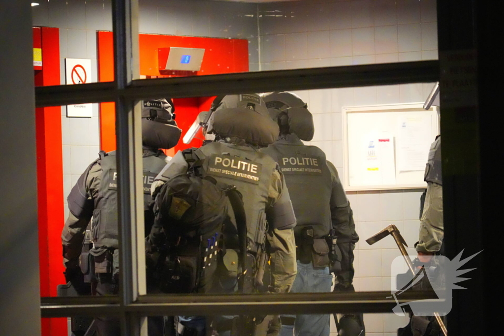 DSI valt woning in flat binnen en houdt verdachte aan