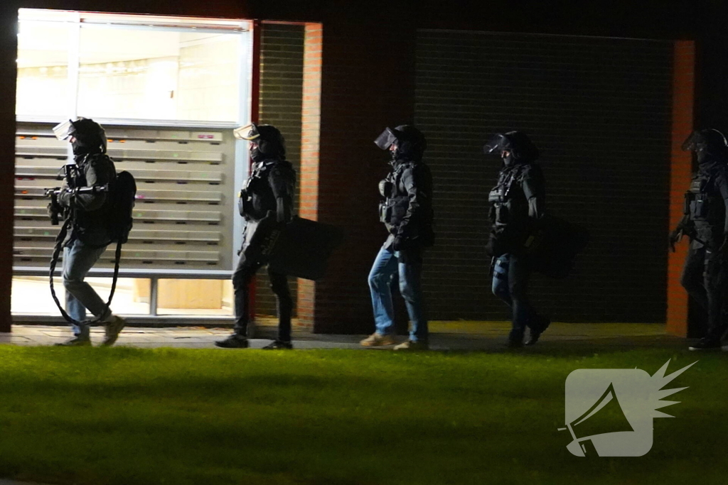 DSI valt woning in flat binnen en houdt verdachte aan