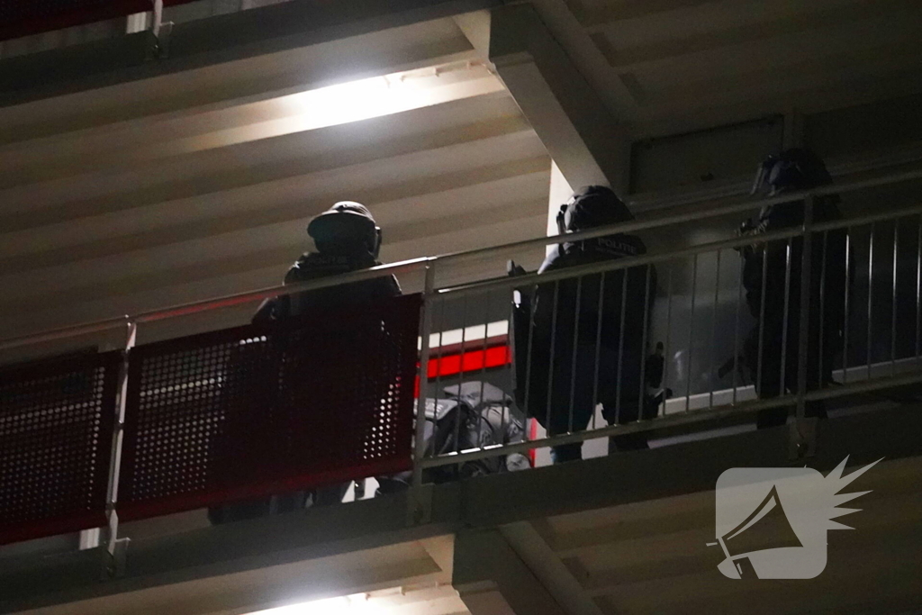 DSI valt woning in flat binnen en houdt verdachte aan