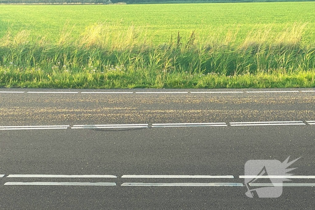 Tractor verliest grind op straat