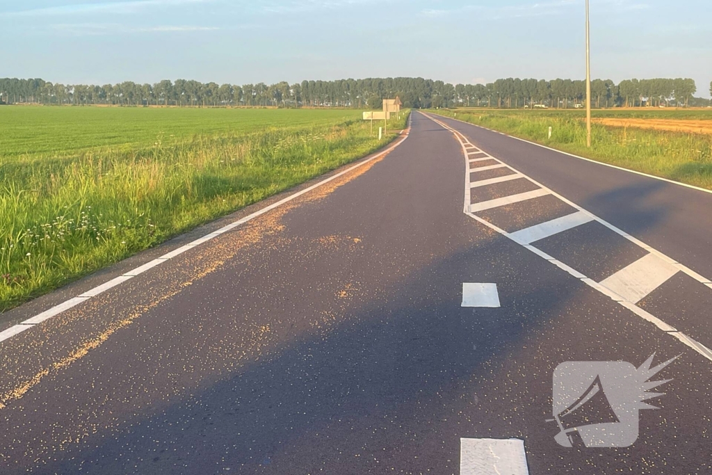 Tractor verliest grind op straat