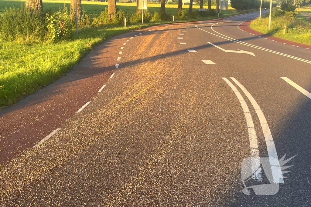 Tractor verliest grind op straat