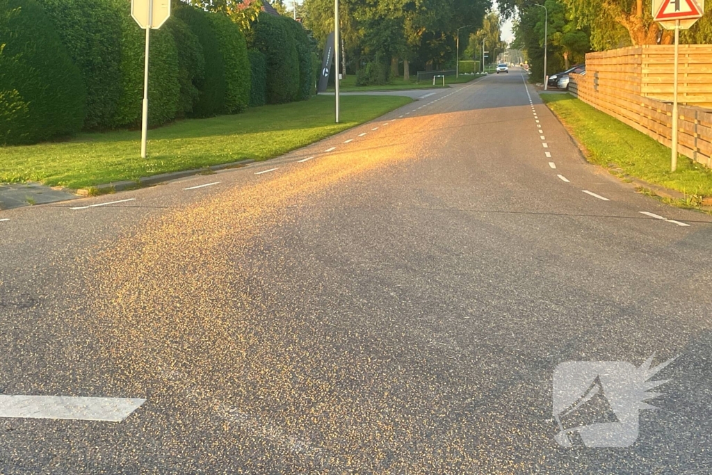 Tractor verliest grind op straat