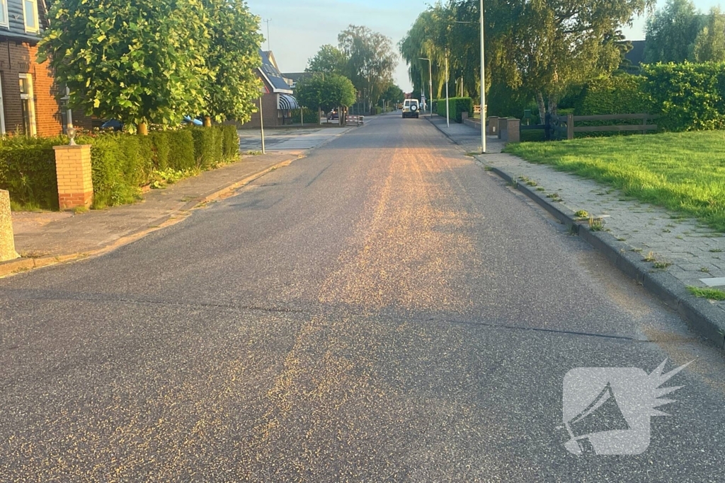 Tractor verliest grind op straat