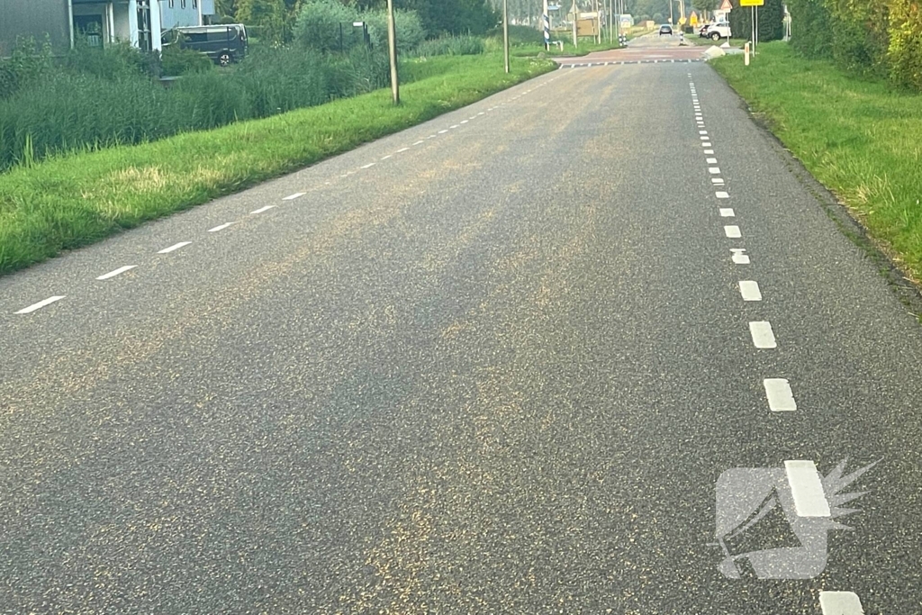 Tractor verliest grind op straat