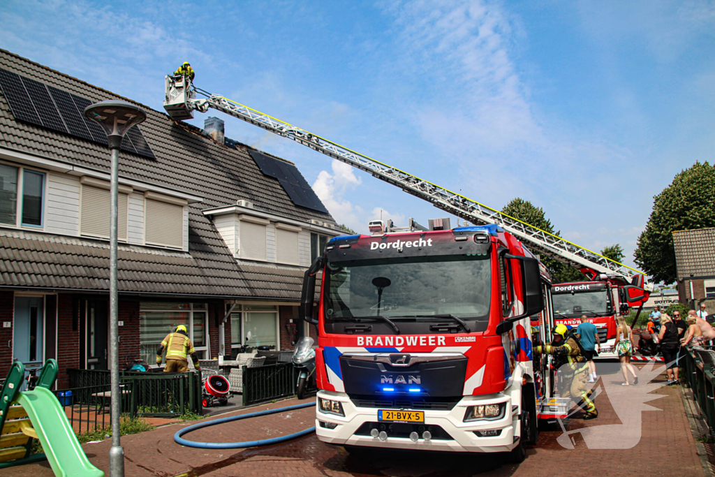 Grote brand op dak van woning