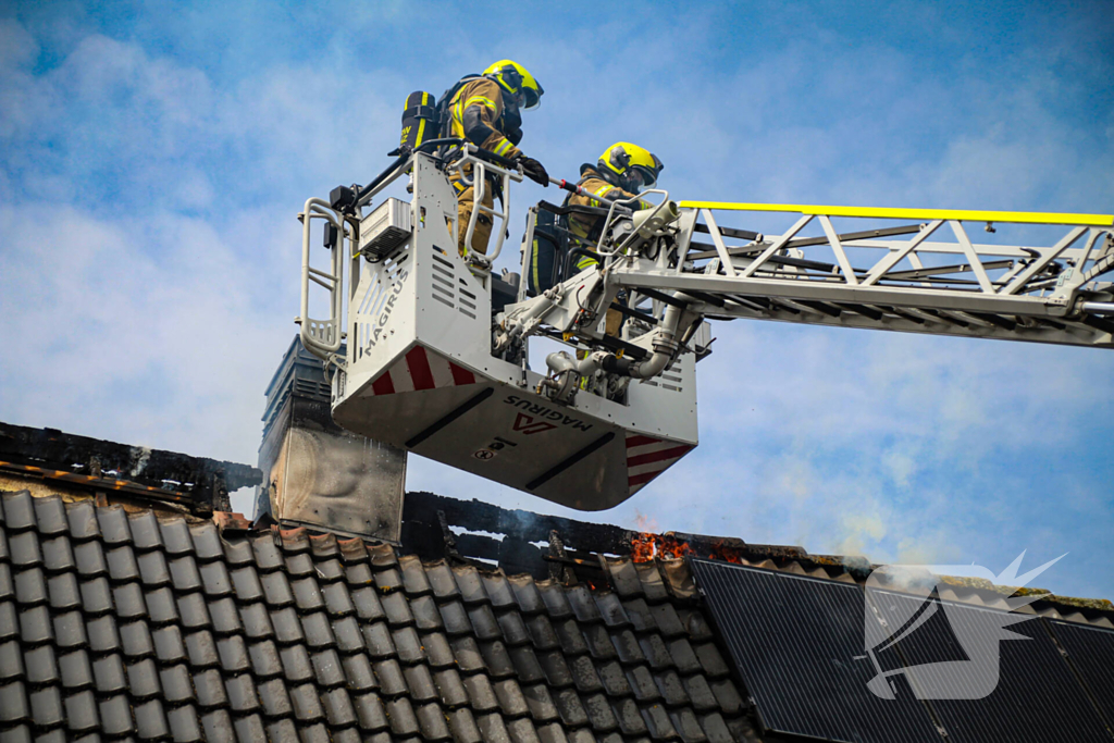 Grote brand op dak van woning