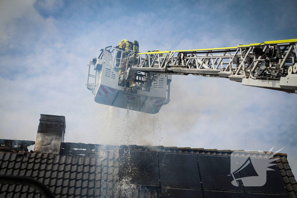 Grote brand op dak van woning