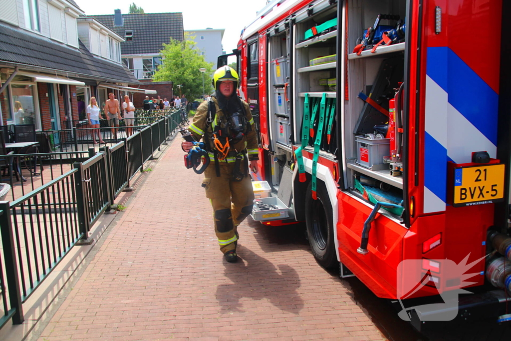 Grote brand op dak van woning