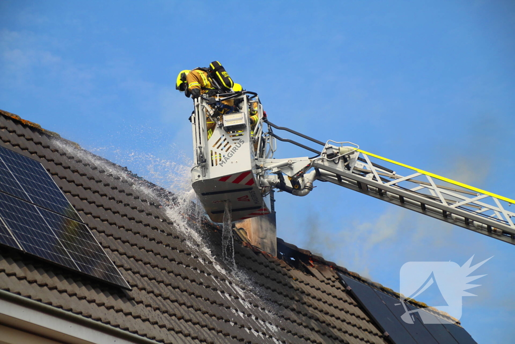 Grote brand op dak van woning