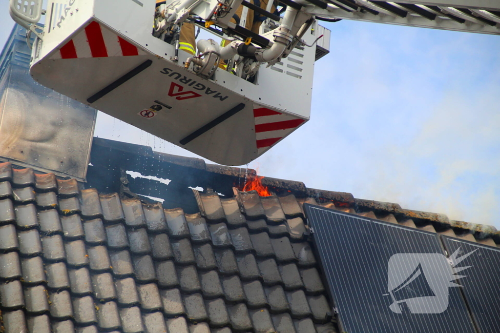 Grote brand op dak van woning