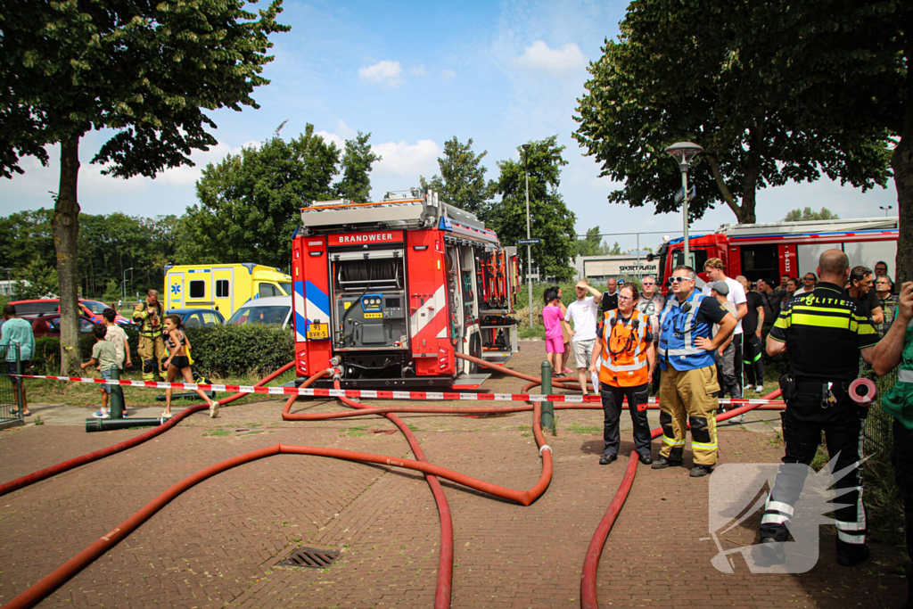 Grote brand op dak van woning