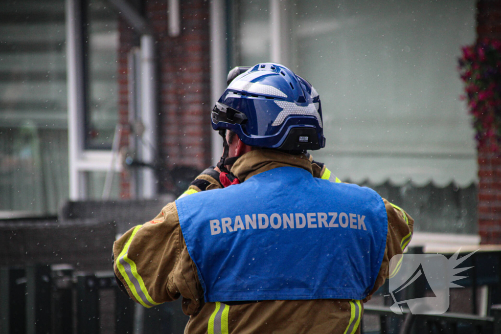 Grote brand op dak van woning