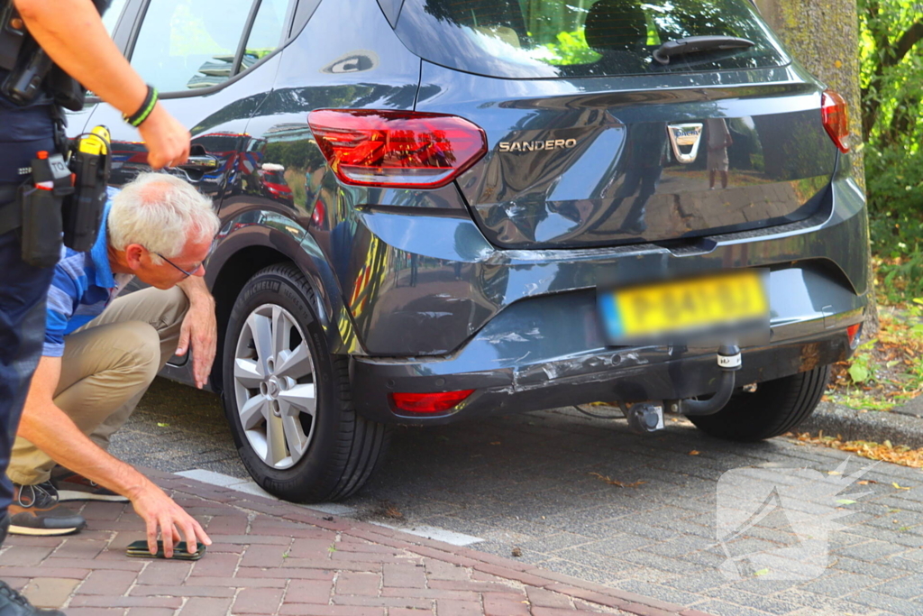 Auto botst tegen gebouw