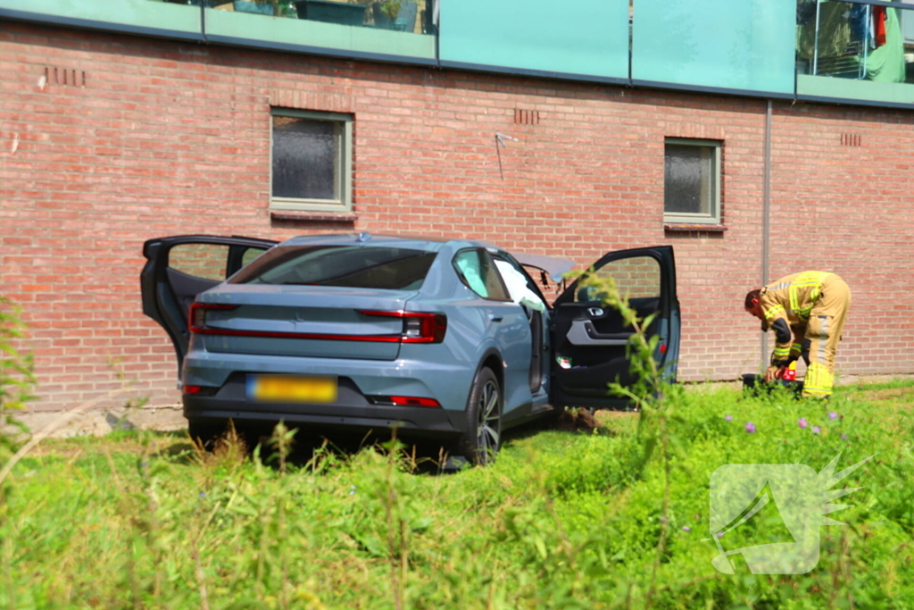 Auto botst tegen gebouw
